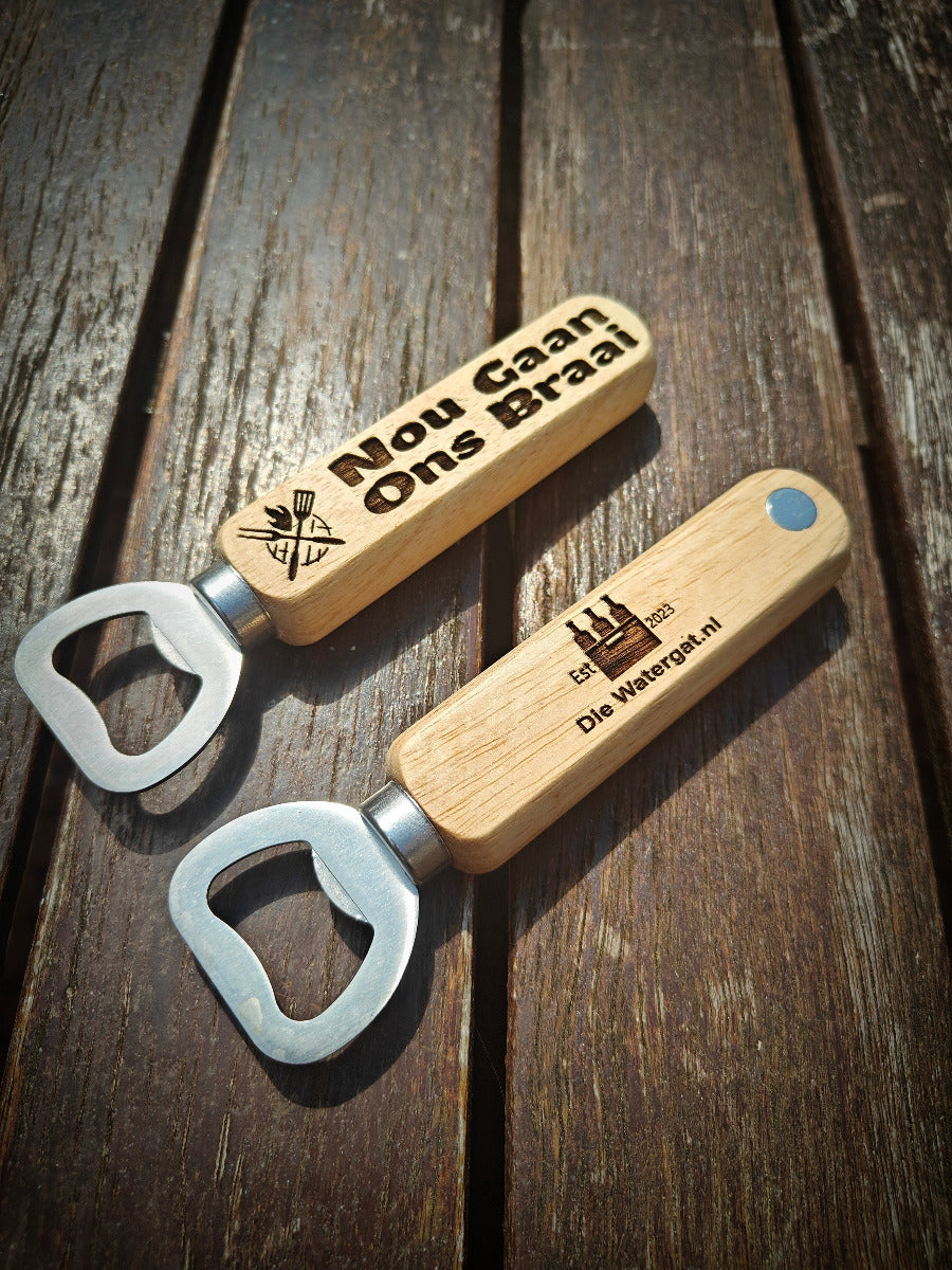 Classic bottle opener - with magnet in handle description in Afrikaans "nou gaan ons braai"