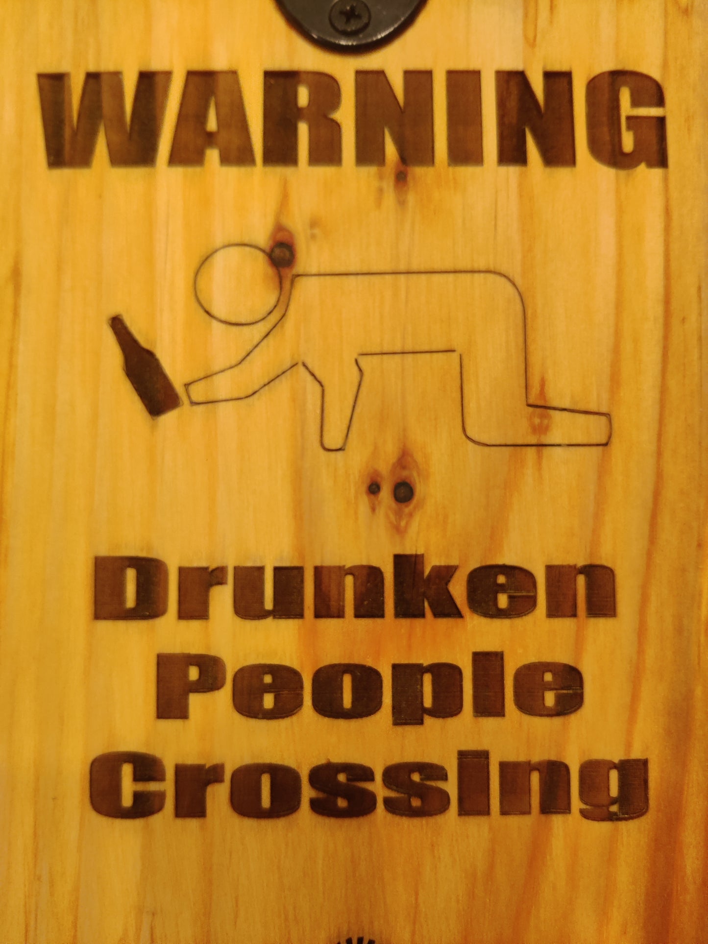 Muurgemonteerde flesopener met magnetische dopvanger en "Drunken People Crossing"