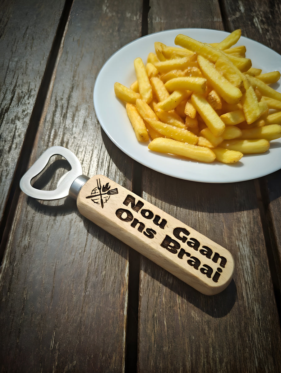 Classic bottle opener - with magnet in handle description in Afrikaans "nou gaan ons braai"