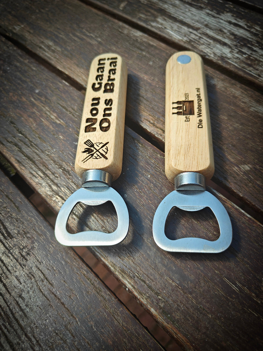 Classic bottle opener - with magnet in handle description in Afrikaans "nou gaan ons braai"